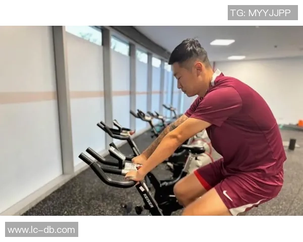弗拉格因左脚踝扭伤缺席比赛现场观赛与库班同坐展现球队团结精神 弗拉格因左脚踝扭伤缺席比赛现场观赛与库班同坐展现球队团结精神